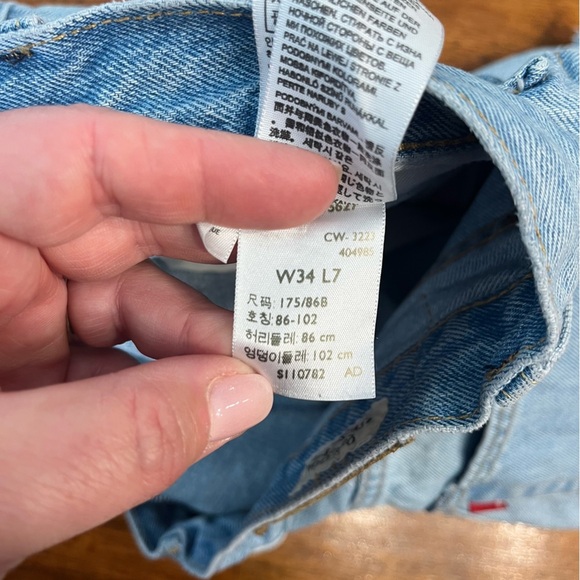 Vintage Levi’s cutoff Light Blue Distressed Denim Shorts 501 ‘93 size 34 7” - Picture 11 of 12